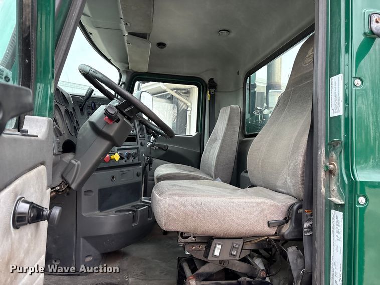 image for item FG1049 2016 Mack CXU613 semi truck