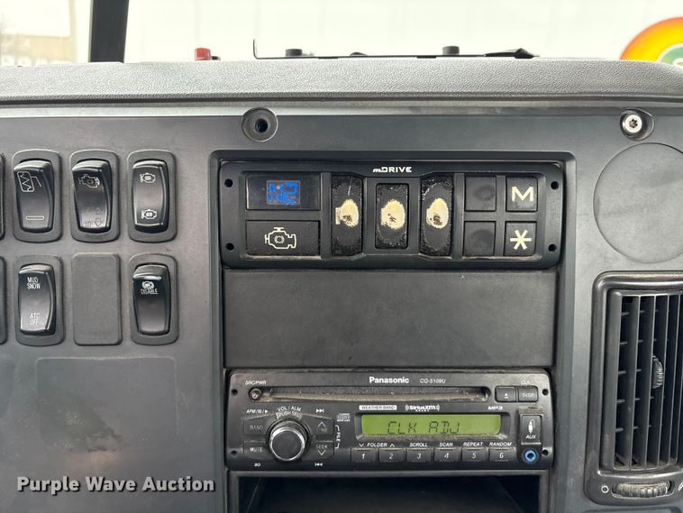 image for item FG1049 2016 Mack CXU613 semi truck