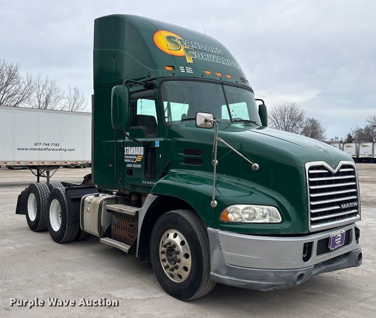 image for item FG1050 2016 Mack CXU613 semi truck