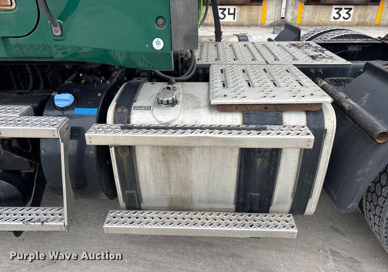 image for item FG1050 2016 Mack CXU613 semi truck