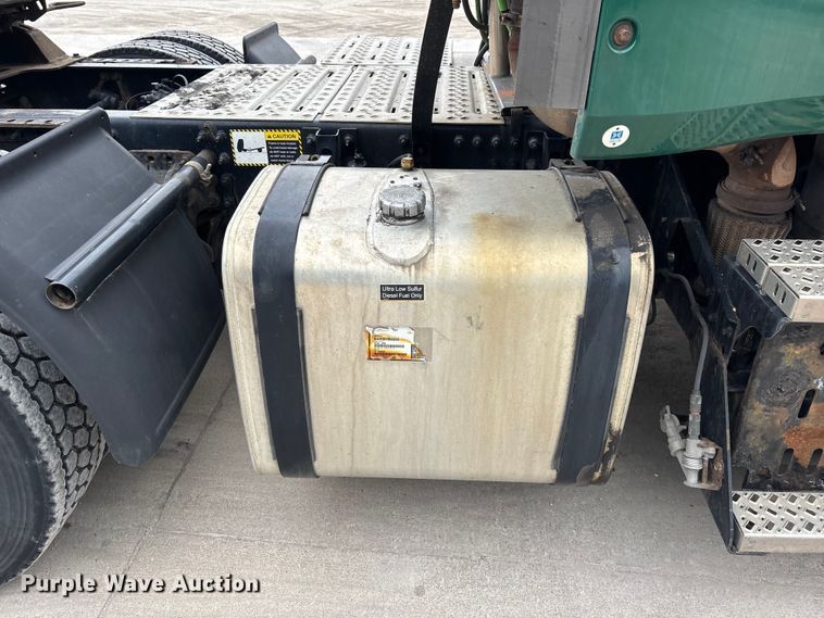 image for item FG1050 2016 Mack CXU613 semi truck