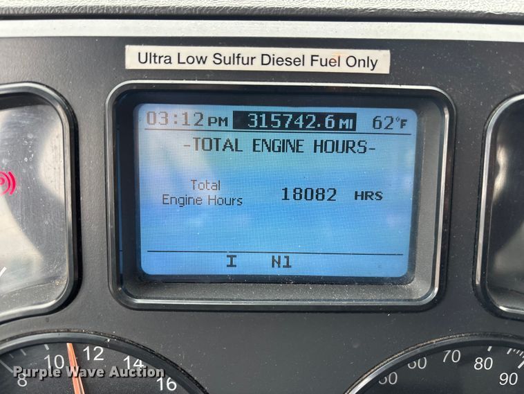 image for item FG1050 2016 Mack CXU613 semi truck