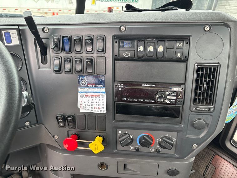 image for item FG1050 2016 Mack CXU613 semi truck