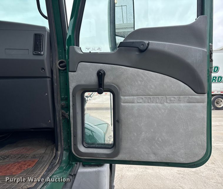 image for item FG1050 2016 Mack CXU613 semi truck