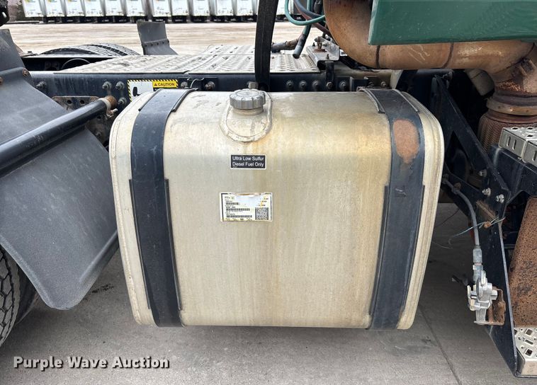 image for item FG1051 2016 Mack CXU613 semi truck