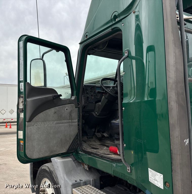 image for item FG1051 2016 Mack CXU613 semi truck