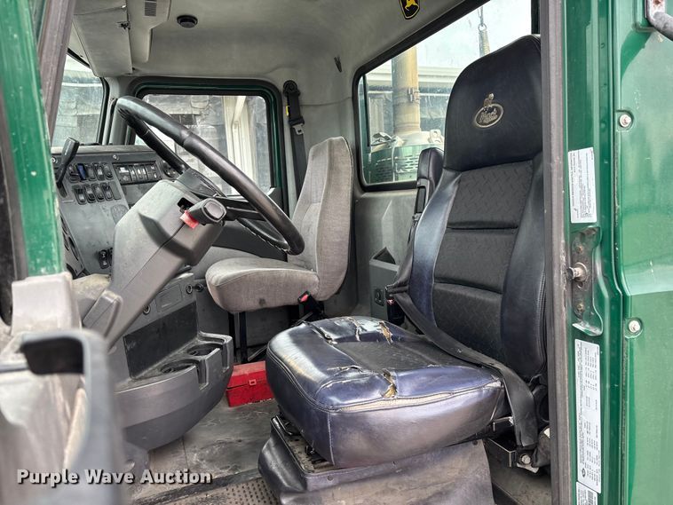 image for item FG1051 2016 Mack CXU613 semi truck