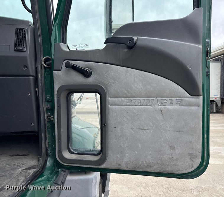 image for item FG1051 2016 Mack CXU613 semi truck