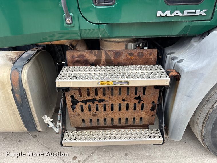 image for item FG1052 2016 Mack CXU613 semi truck