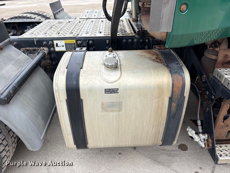 image for item FG1052 2016 Mack CXU613 semi truck