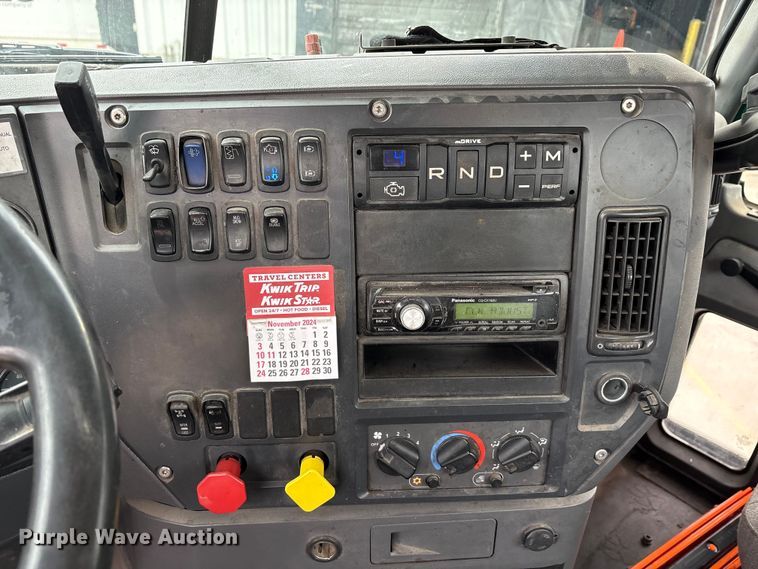 image for item FG1052 2016 Mack CXU613 semi truck