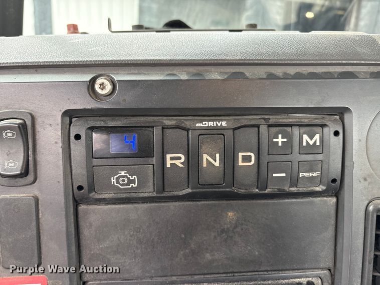 image for item FG1052 2016 Mack CXU613 semi truck