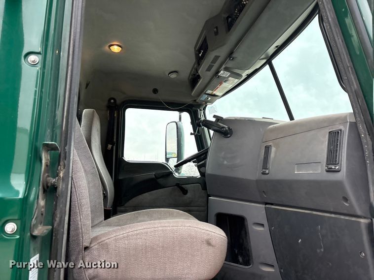 image for item FG1052 2016 Mack CXU613 semi truck