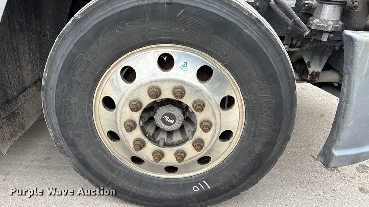 image for item FG1052 2016 Mack CXU613 semi truck