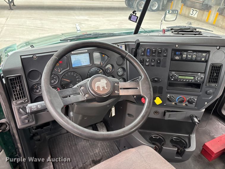 image for item FG1053 2016 Mack CXU613 semi truck