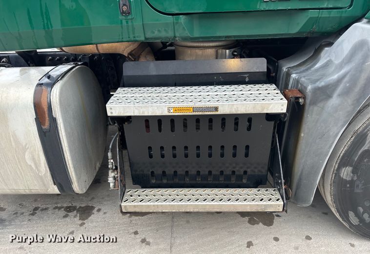 image for item FG1055 2016 Mack CXU613 semi truck