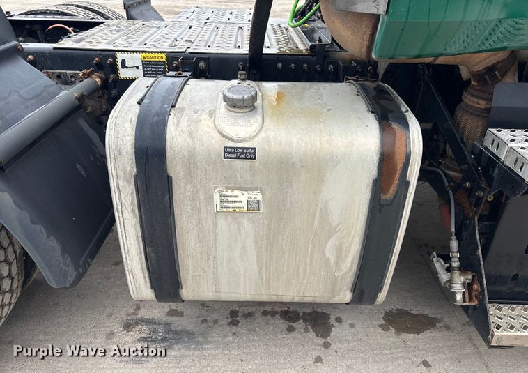 image for item FG1055 2016 Mack CXU613 semi truck