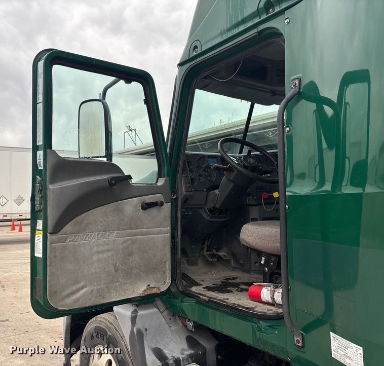 image for item FG1055 2016 Mack CXU613 semi truck