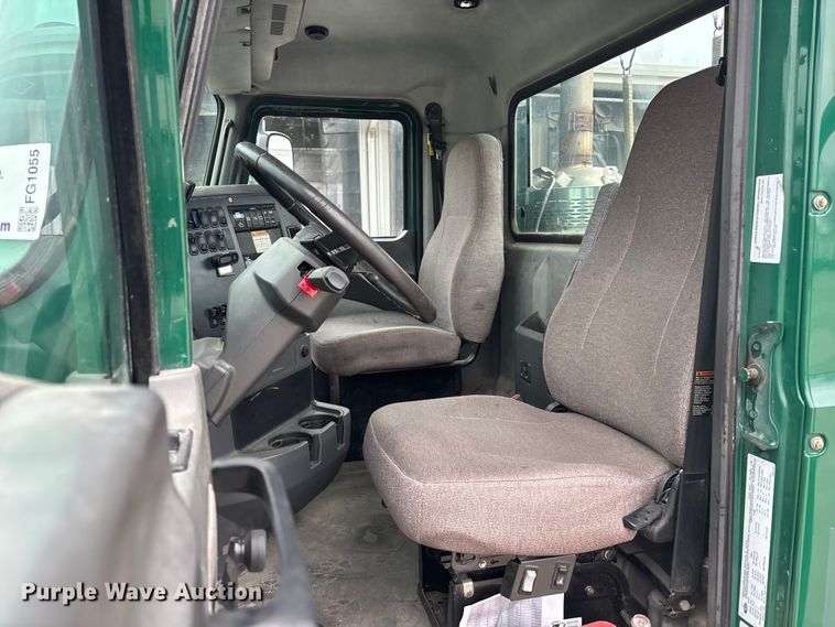 image for item FG1055 2016 Mack CXU613 semi truck