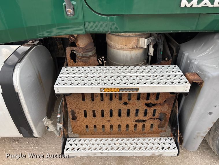 image for item FG1056 2016 Mack CXU613 semi truck