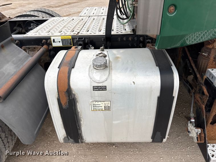 image for item FG1056 2016 Mack CXU613 semi truck