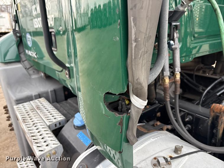 image for item FG1056 2016 Mack CXU613 semi truck