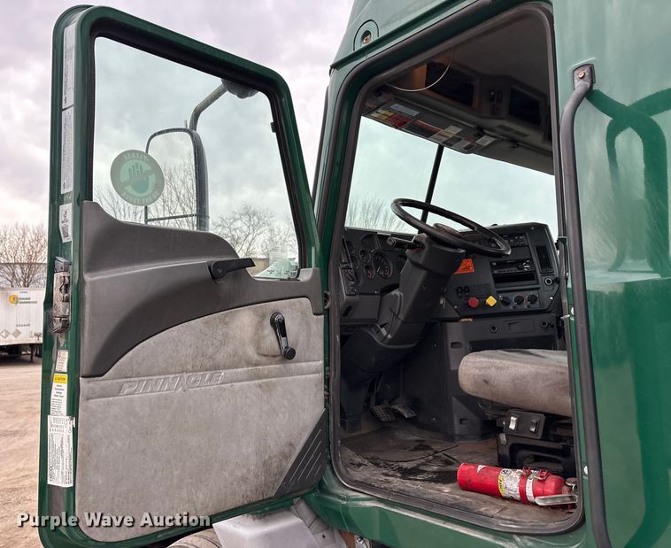 image for item FG1056 2016 Mack CXU613 semi truck