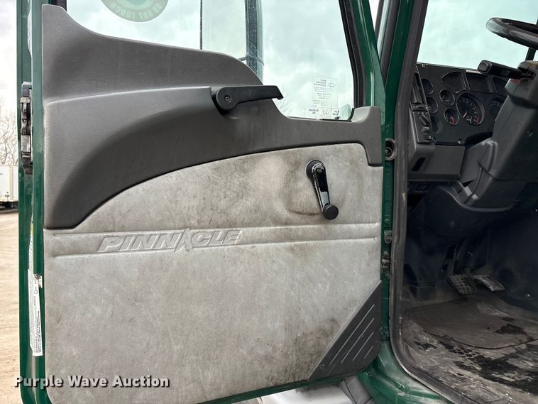 image for item FG1056 2016 Mack CXU613 semi truck