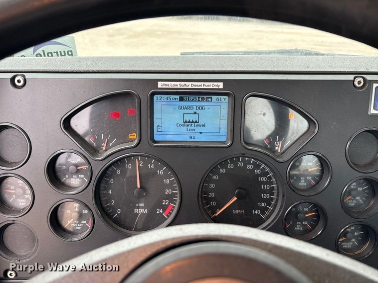 image for item FG1056 2016 Mack CXU613 semi truck