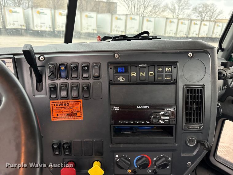 image for item FG1056 2016 Mack CXU613 semi truck