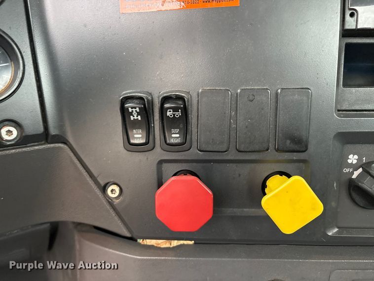 image for item FG1056 2016 Mack CXU613 semi truck