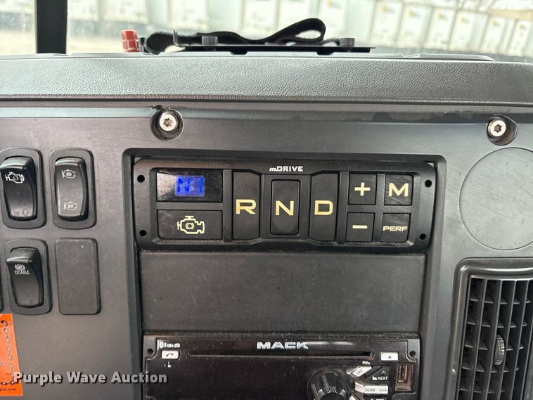 image for item FG1056 2016 Mack CXU613 semi truck