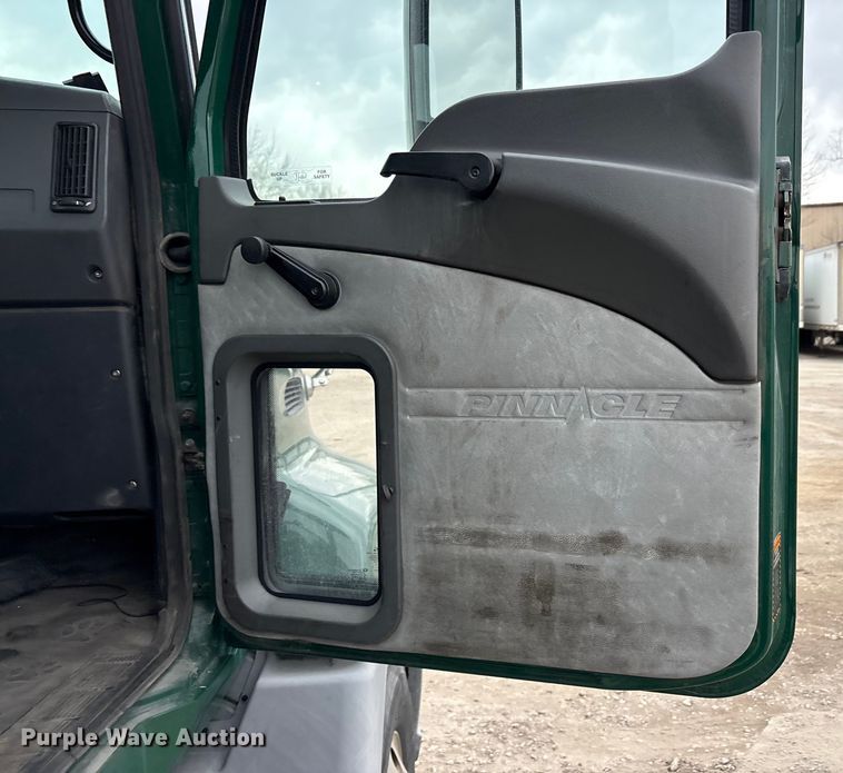 image for item FG1056 2016 Mack CXU613 semi truck