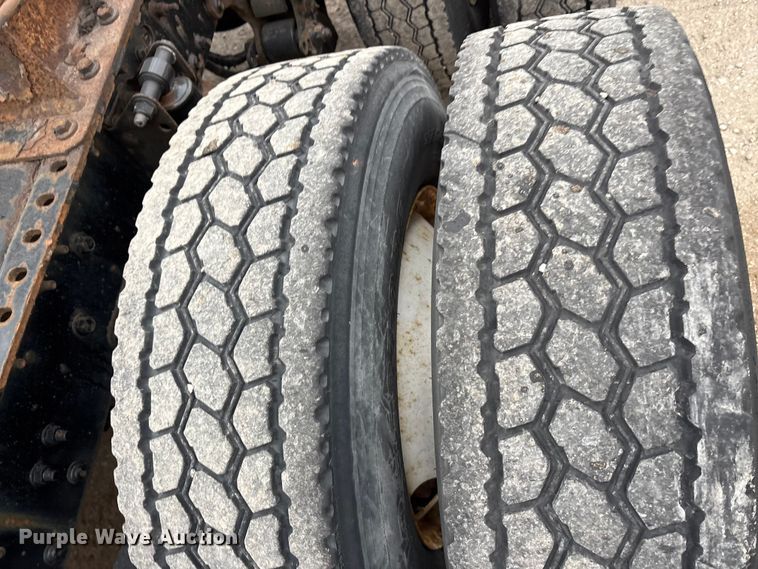 image for item FG1056 2016 Mack CXU613 semi truck