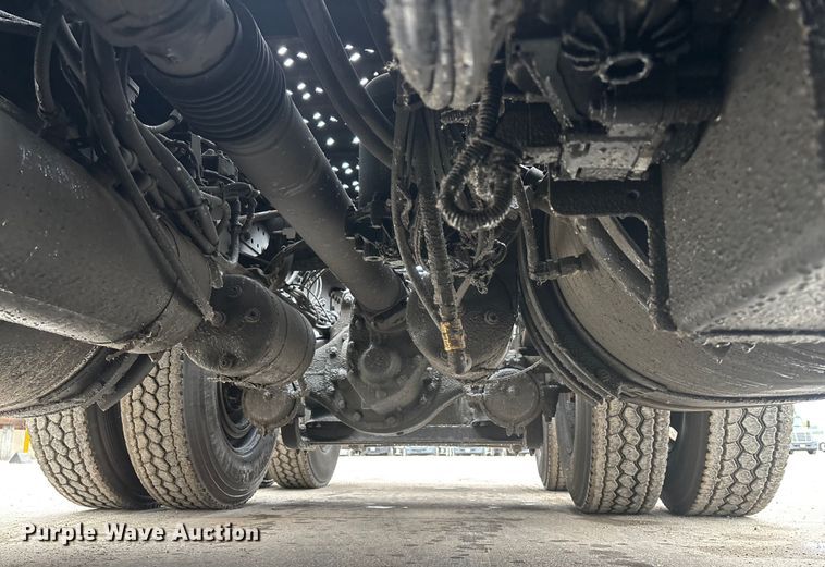 image for item FG1057 2016 Mack CXU613 semi truck