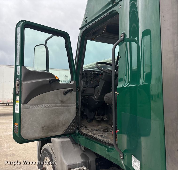 image for item FG1057 2016 Mack CXU613 semi truck