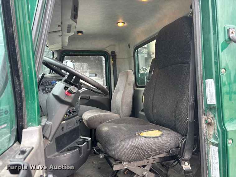 image for item FG1057 2016 Mack CXU613 semi truck