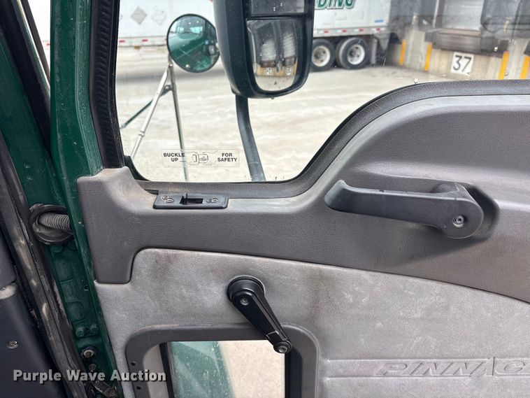 image for item FG1057 2016 Mack CXU613 semi truck