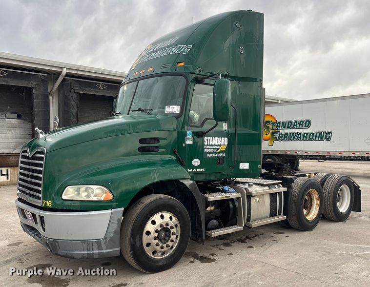 image for item FG1058 2016 Mack CXU613 semi truck