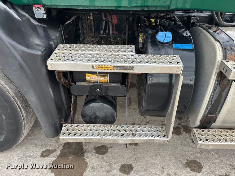 image for item FG1058 2016 Mack CXU613 semi truck