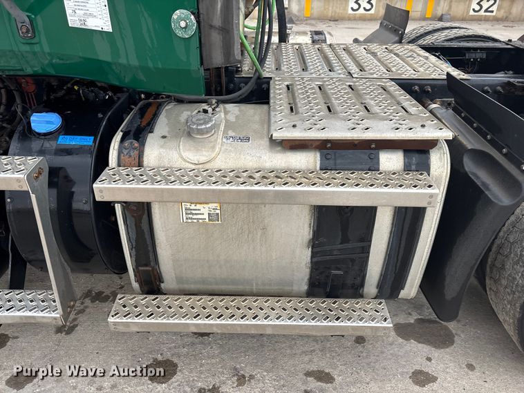 image for item FG1058 2016 Mack CXU613 semi truck