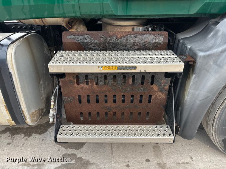 image for item FG1058 2016 Mack CXU613 semi truck