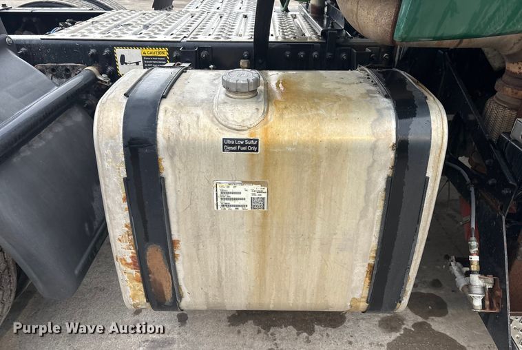 image for item FG1058 2016 Mack CXU613 semi truck