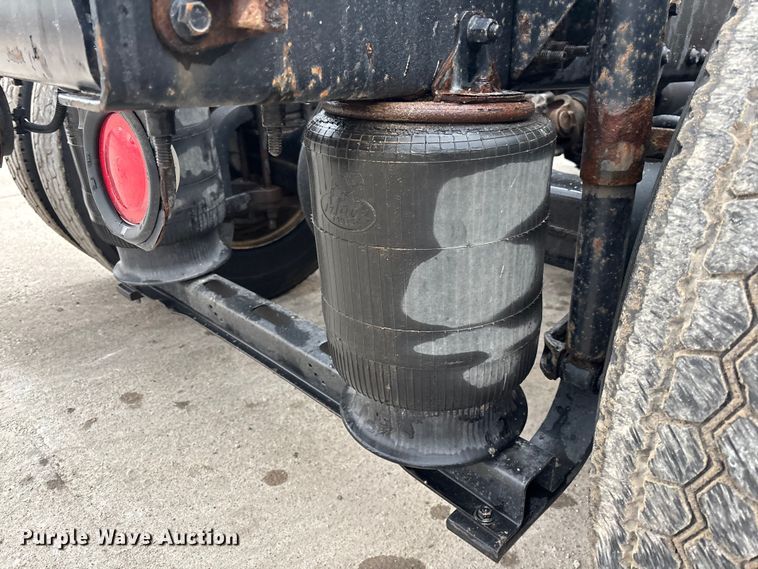 image for item FG1058 2016 Mack CXU613 semi truck