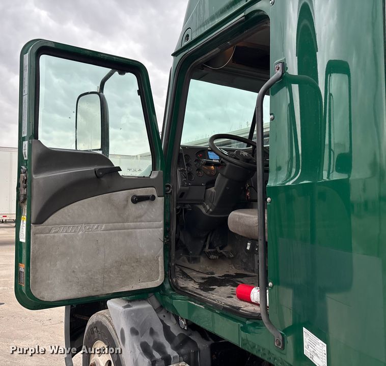 image for item FG1058 2016 Mack CXU613 semi truck