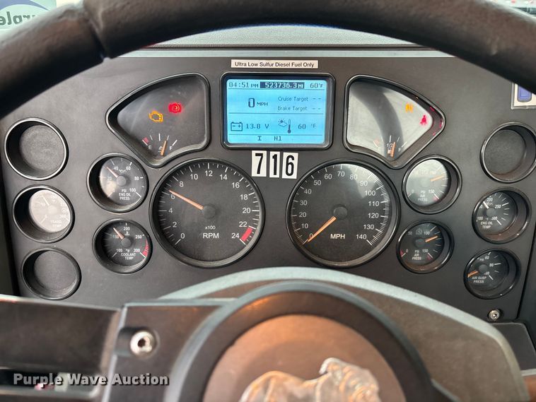 image for item FG1058 2016 Mack CXU613 semi truck