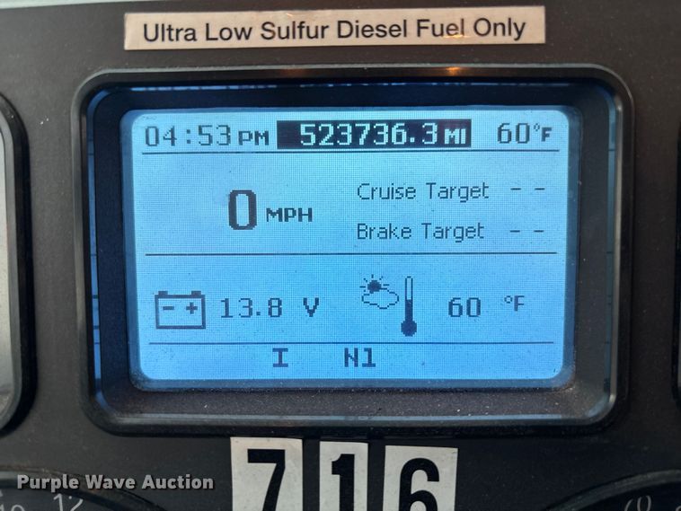 image for item FG1058 2016 Mack CXU613 semi truck