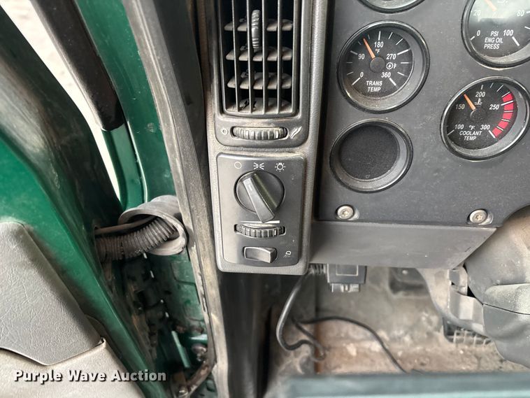 image for item FG1058 2016 Mack CXU613 semi truck