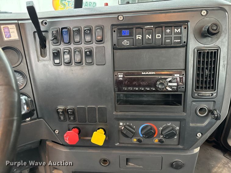 image for item FG1058 2016 Mack CXU613 semi truck