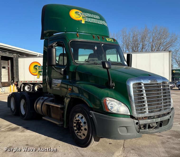 image for item FG1067 2017 Freightliner Cascadia 125 semi truck